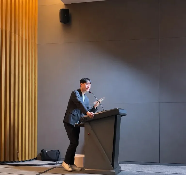 연단에서 발표하는 강사
